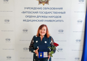 ЗА ШМАТГАДОВУЮ ПРАЦУ – ВЫСОКАЯ ЎЗНАГАРОДА: СУПРАЦОЎНІК БІБЛІЯТЭКІ ВДМУ ЎДАСТОЕНЫ НАГРУДНАГА ЗНАКА